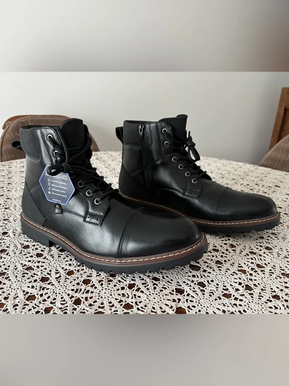 Men’s NWT 13M medium zip side lace front ortholite combat style boot. Black